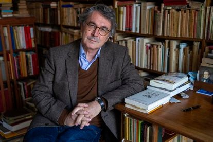 Andrés Trapiello en la biblioteca de su casa en Madrid.