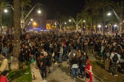 Jóvenes reunidos y en ambiente festivo en una calle de Barcelona durante la primera noche sin el estado de alarma.