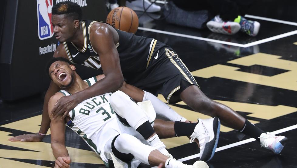 Giannis Antetokounmpo cae con claros gestos de dolor tras lesionarse la rodilla izquierda en el cuarto partido de las Finales de Conferencia Este entre Milwaukee Bucks y Atlanta Hawks.