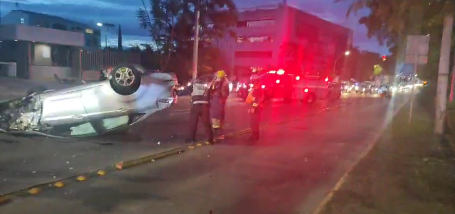 ¡Borrachazo¡ en Paseo Constituyentes, ebrio conductor provoca volcadura de su auto