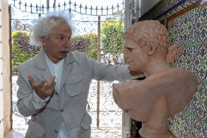 Rafael Álvarez, 'El Brujo', posa junto a un busto romano, este lunes en Mérida.