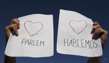 Un manifestante sostiene un cartel en el que puede leerse Parlem y Hablemos durante una protesta en Madrid en septiembre de 2017.