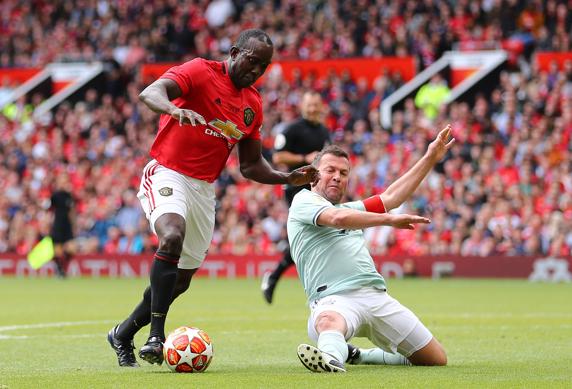 Matthäus, en el suelo, durante un partido de leyendas