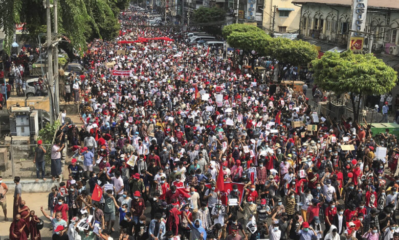 La junta militar de Myanmar condena a prisión a dos periodistas por ‘incitar protestas’