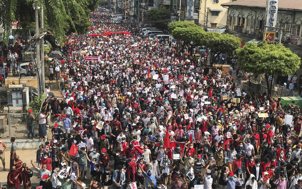 La junta militar de Myanmar condena a prisión a dos periodistas por ‘incitar protestas’
