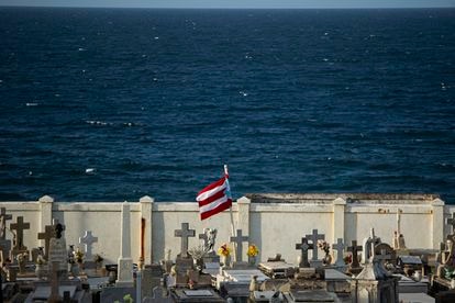 Un bandera de Puerto Rico hondea en el Cementerio Santa María Magdalena de Pazzi en el Viejo San Juan.