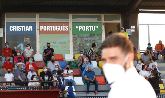 El jugador de la Real Sociedad, Cristian Portu, homenajeado en su pueblo, Beniel (Murcia), donde le han puesto su nombre al campo de fútbol. Firma autógrafos