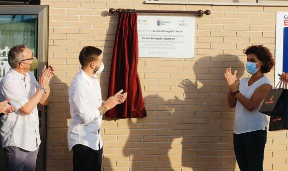 El jugador de la Real Sociedad, Cristian Portu, homenajeado en su pueblo, Beniel (Murcia), donde le han puesto su nombre al campo de fútbol. Firma autógrafos