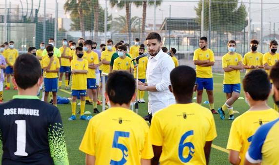 El jugador de la Real Sociedad, Cristian Portu, homenajeado en su pueblo, Beniel (Murcia), donde le han puesto su nombre al campo de fútbol. Firma autógrafos