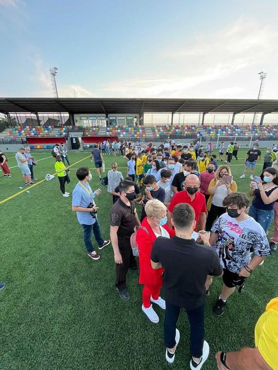 El jugador de la Real Sociedad, Cristian Portu, homenajeado en su pueblo, Beniel (Murcia), donde le han puesto su nombre al campo de fútbol. Firma autógrafos