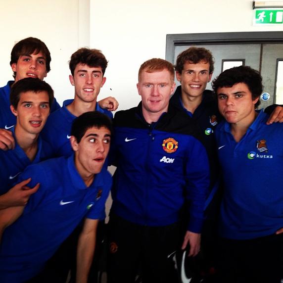 Capilla, Bautista, Merquelanz, Guridi y Sangalli, de la generación del 95 en la Real Sociedad, posan con Paul Scholes, del Manchester United
