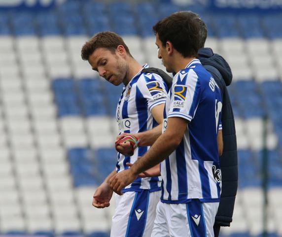 Illarramendi, entregando el brazalete capitán a Oyarzabal