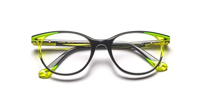 A través de laminaciones trabajadas
con alta tecnología se obtienen formas delicadas y texturas sorprendentes, resaltadas por tonos vibrantes.