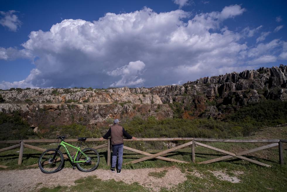 Vista del monumento natural Cerro del Hierro (Sevilla).