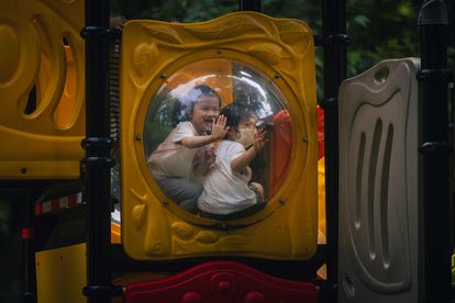 Dos niños juegan en un parque infantil en Shanghái (China) el 31 de mayo.