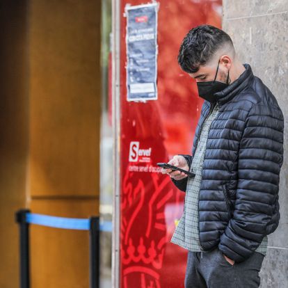 Un joven mira su teléfono móvil mientras espera para entrar en una oficina del SEPE (antiguo INEM), en Valencia, Comunidad Valenciana (España), a 12 de febrero de 2021. El número de parados registrados en las oficinas de empleo en la Comunitat Valenciana subió en 10.094 personas en enero, lo que supone un 2,3% más que en diciembre de 2020, más que el repunte medio del 1,9%. Además, hubo 81.233 parados menos en la Comunitat, un 22,16% más en relación con enero de 2020.
12 FEBRERO 2021;CITA PREVIA;VALENCIA;PARO;EMPLEO;DESEMPLEO;INEM
Rober Solsona / Europa Press
12/02/2021