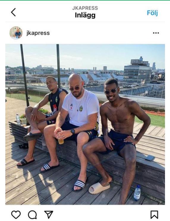 Isak en la fotografía de la polémica junto al jefe de prensa de la selección y su compañero Quaison