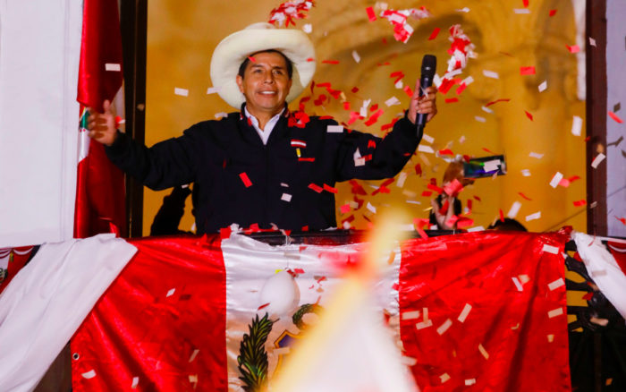 Castillo cerca de la victoria en Perú, mientras cargos de corrupción persiguen a Fujimori