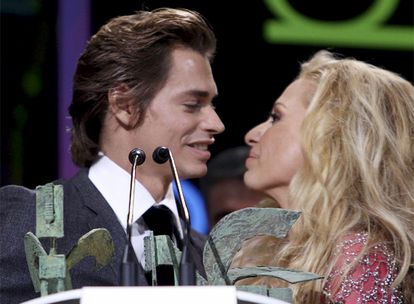 Carlos Baute, recogindo junto a Marta Sánchez el Ondas a la mejor canción por 'Colgando en tus manos'.