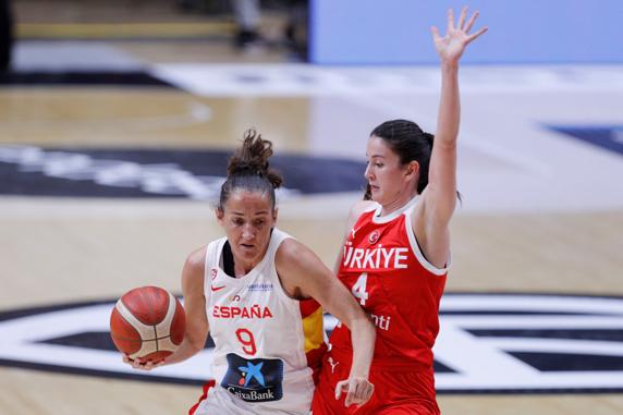 Laia Palau dirigiendo un ataque