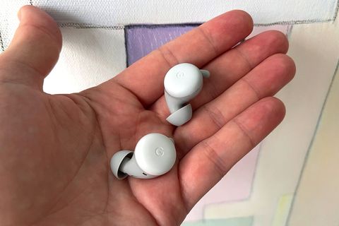 brotes de google pixel en la mano