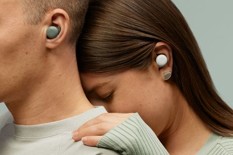 personas con google pixel buds en los oídos