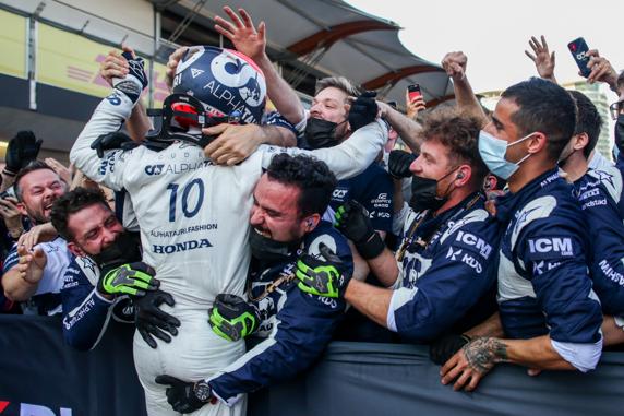 Pierre Gasly, celebrando su podio con sus mecánicos