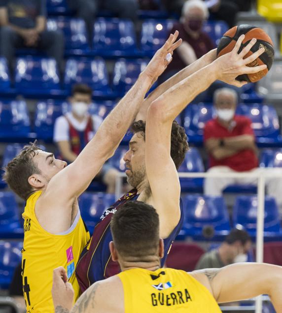 Cavanaugh presionando a Gasol en el primer partido.