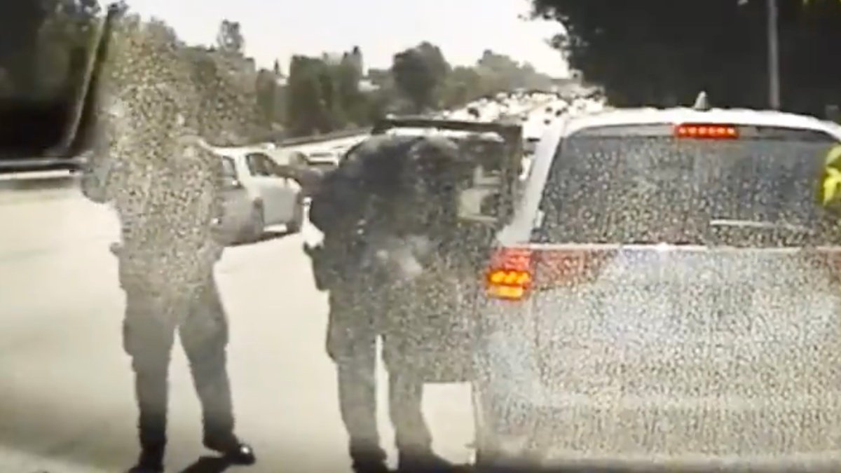 Captado en video: oficial de CHP salva a bebé que se asfixiaba con una cereza