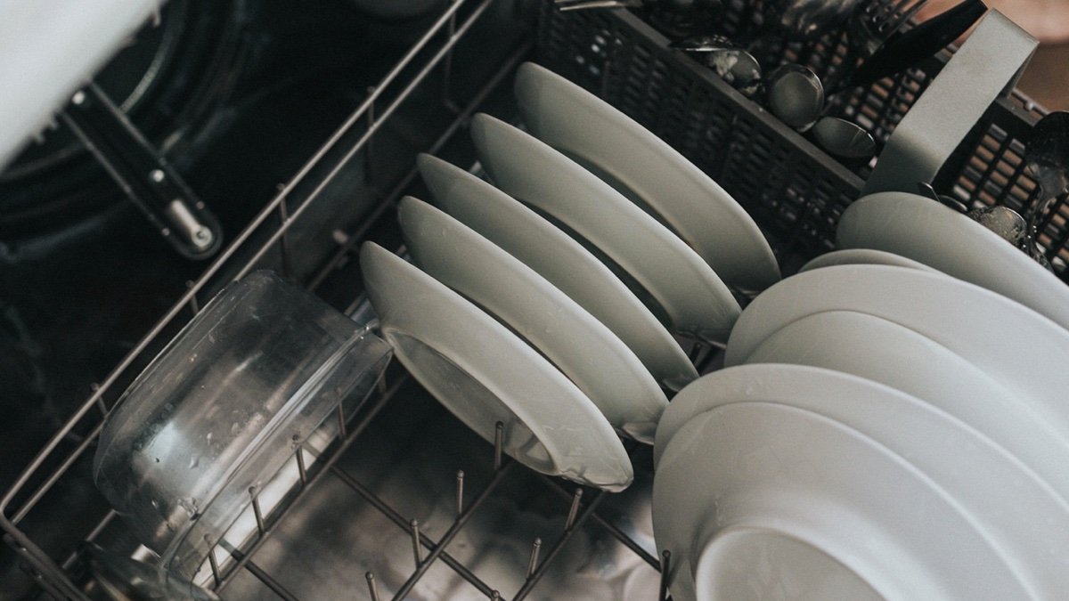 el gran peligro de poner el lavavajillas y la lavadora de madrugada para ahorrar