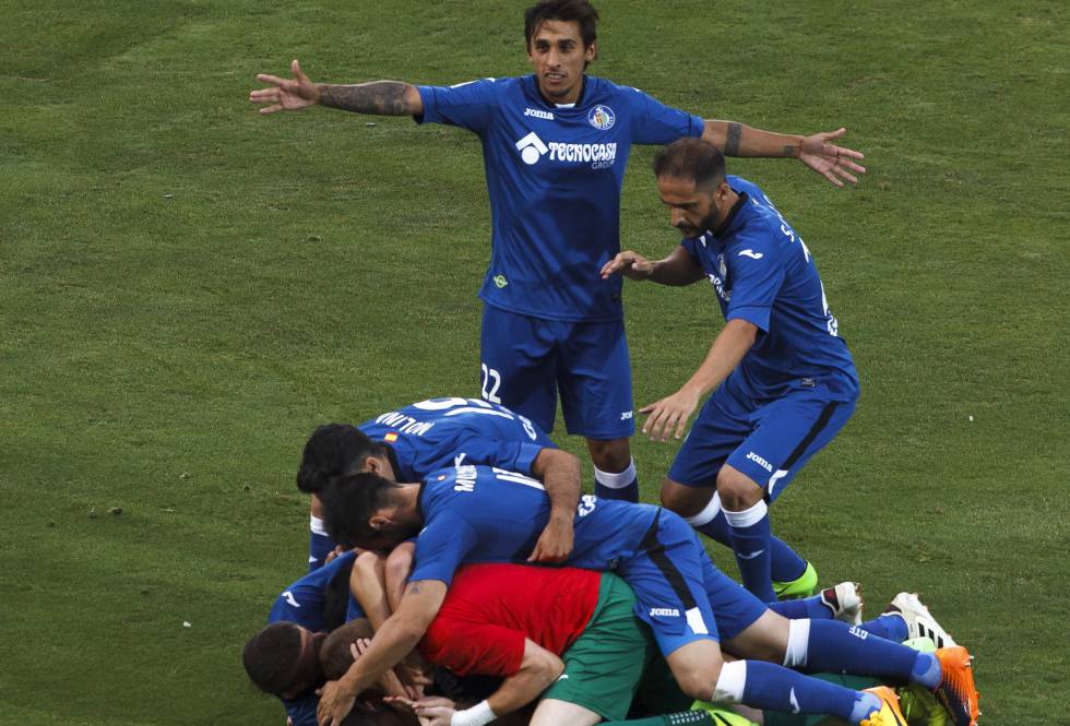Los jugadores del Getafe CF celebran un gol en el partido de vuelta de la final de los playoffs de la temporada 20162017 cuando vencieron al CD Tenerife y consiguieron el ascenso a LaLiga Santander.