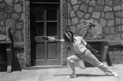 Pendlebury, practicando esgrima en Villa Ariadna en 1931.