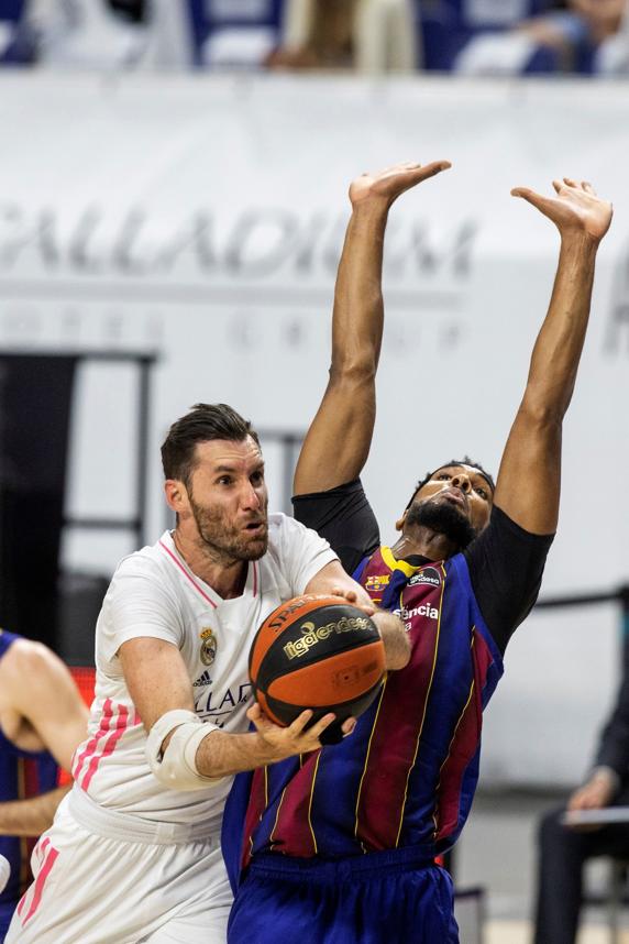 Rudy trata de tirar a canasta ante la defensa de Higgins, decisivo en el triunfo blaugrana