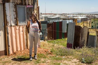 “Nos recomiendan que llevemos siempre condones, pero luego ellos te dicen: ‘Oye nena, no puedes comerte un plátano con la cáscara, necesitas pelarlo, ya sabes...”. Con esta frase, Sisanda Khuzami, de 22 años, da una idea del talante de los chicos de su edad ante el preservativo.