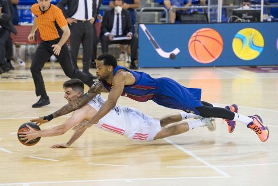 Higgins se lanza a por un balón que pierde Alocén.