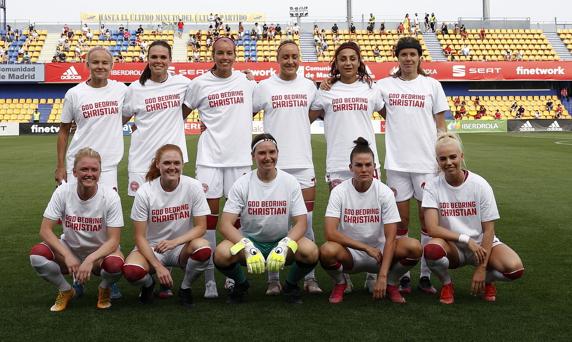 Las danesas, también desearon una pronta recuperación a su compatriota Christian Eriksen