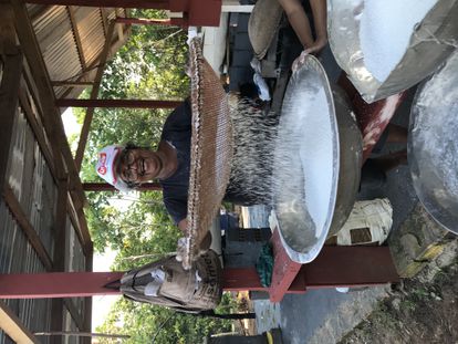 Francisca Miguel elabora 'fariña' de mandioca en la aldea de Punã,  en la Amazonia brasileña.