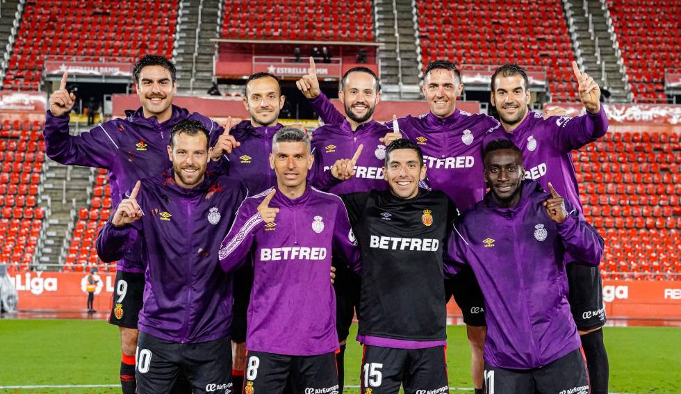 Los futbolistas de la plantilla que han logrado tres ascensos. De izquierda a derecha y de arriba a abajo: Abdón Prats, Joan Sastre, Miquel Parera, Antonio Raíllo, Manolo Reina, Álex López, Salva Sevilla, Fran Gámez y Lago Júnior.