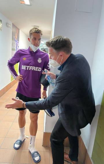 Graeme Le Saux, en una charla con un futbolista bermellón.