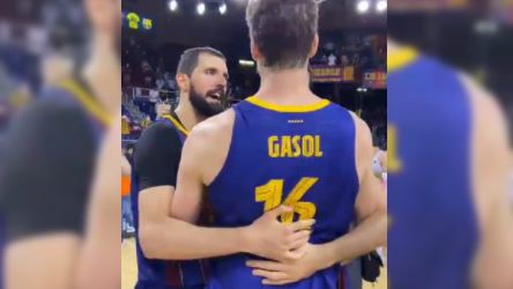 Mirotic y Oriola tratan de convencer a Gasol para que levante la copa Mirotic y Oriola tratan de convencer a Gasol para que levante la copa