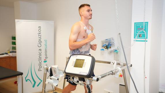 Peter Pokorny pasa el reconocimiento médico en la Policlínica Gipuzkoa