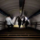 Varios pasajeros se dirigen al andén de metro de la estación de Sol el mismo día en que entran en vigor nuevas restricciones en la región por el Covid-19, en Madrid, (España), a 1 de febrero de 2021. A partir de hoy en Madrid, se amplían a 19 zonas básicas de salud (ZBS) más las que tienen restricciones, de las que no se puede entrar ni salir sin causa justificada como trabajo o estudios. Estas 19 se suman a las ya restringidas anteriormente, es por eso que en este momento hay un total de 71 zonas básicas de salud (ZBS) y 30 localidades con restricciones en la región.
01 FEBRERO 2021;RESTRICCIONES;MADRID;COVID19;METRO;RENFE;TRANSPORTE ZBS
Eduardo Parra / Europa Press
01/02/2021