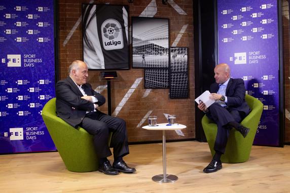 Javier Tebas, junto al director de Efe Deportes Luis Villarejo