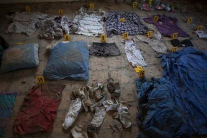Forenses trabajan con ropa y objetos encontrados en una casa de seguridad de Mante, Tamaulipas, durante la búsqueda de Millynali Piña Pérez, en 2018.