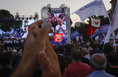 Acto de la campaña del expresidente Robert Korcharián, este viernes en Ereván.