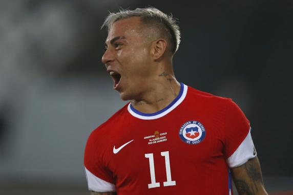 El internacional chileno Eduardo Vargas, en el partido ante Argentina, con el logo de Nike visible en su camiseta