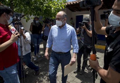 Fabián Medina, uno de los jefes de información del diario La Prensa, asiste a una entrevista con la fiscalía el 10 de junio en Managua.