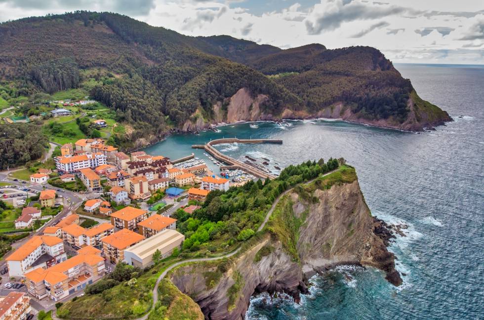 La villa marinera de Armintza (Bizkaia).