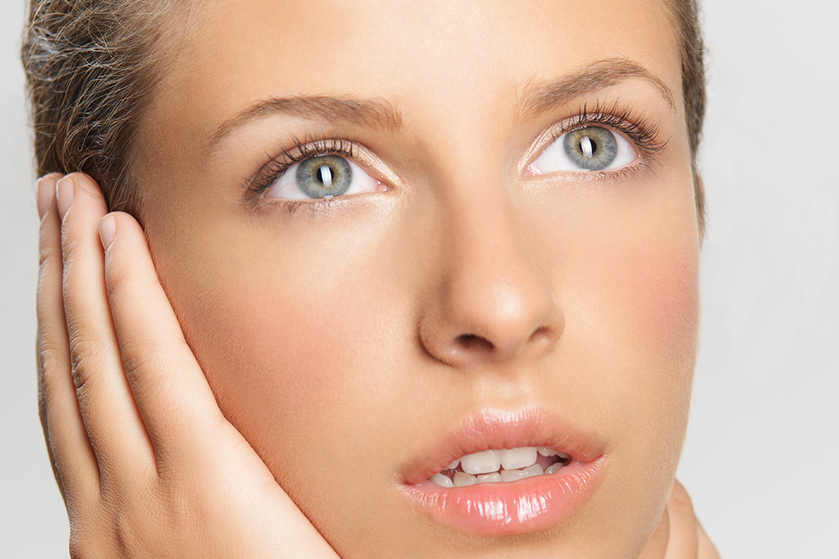 5 ejercicios para liberar el estrés facial y lucir una piel más tersa