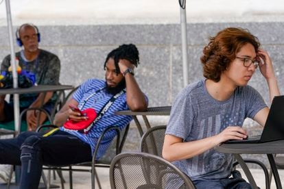 Varias personas sin mascarillas el 15 de junio en Central Library, en Nueva York.